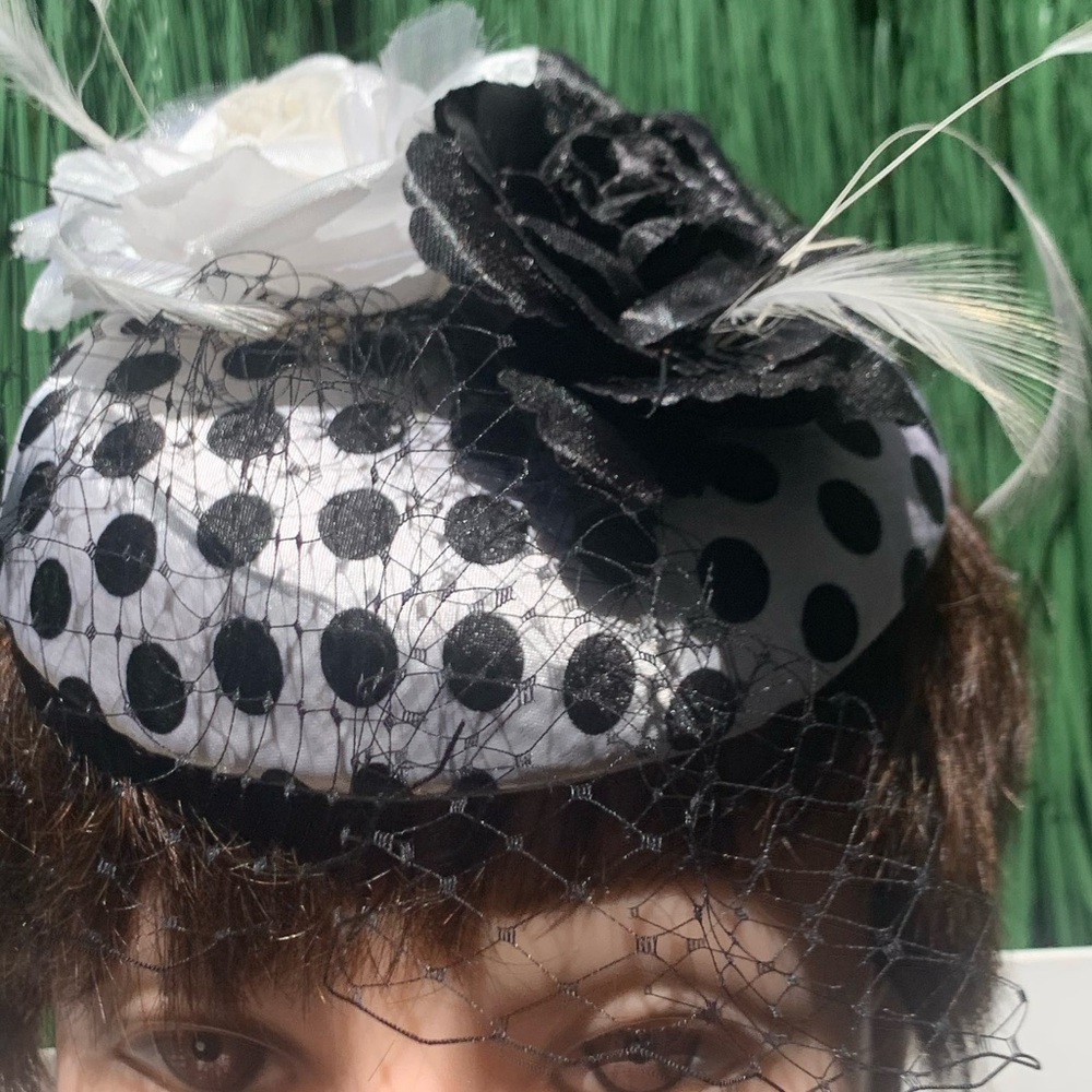 ⭐️ Fascinator - BRITISH Polka dot with Black and White Flowers EUC - Picture 9 of 16